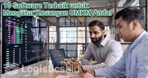 dua orang pebisnis sedang melihat software keuangan UMKM terbaik