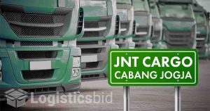 Truk J&T Cargo parkir berbaris