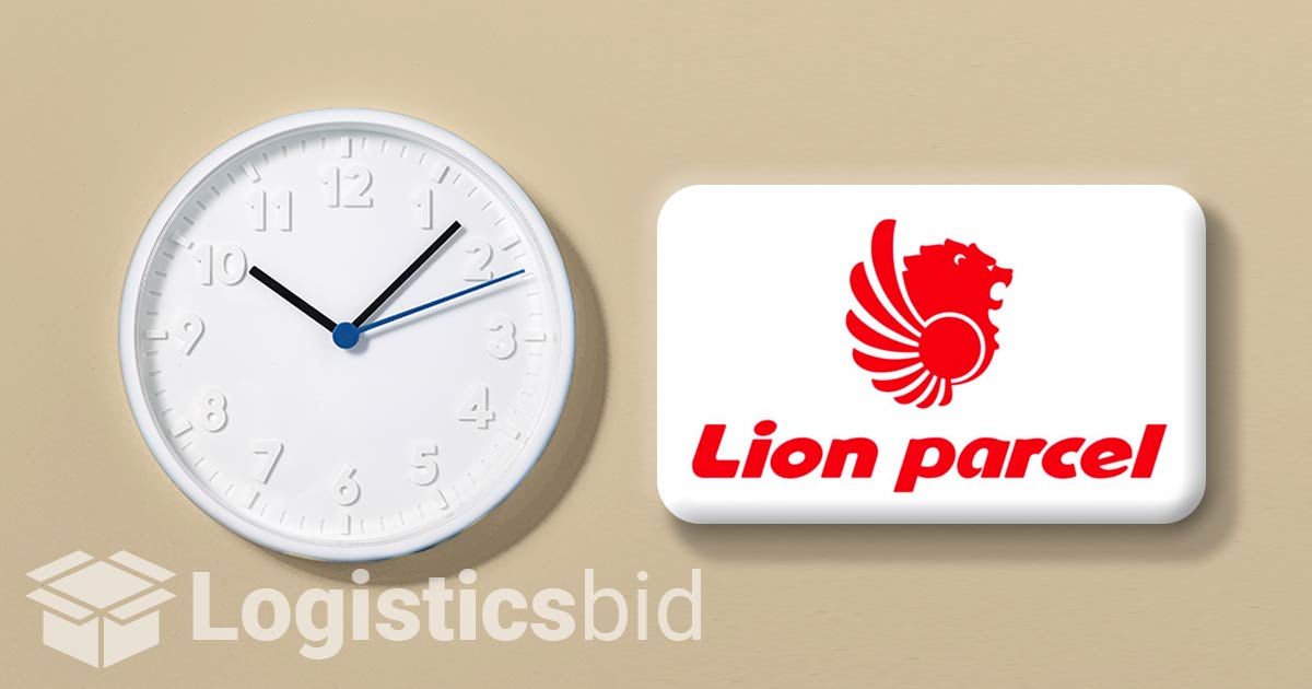 jam putih di dinding dan logo lion parcel
