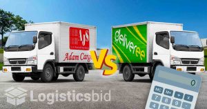 Dua truk berlogo Adam Cargo dan Deliveree dengan kalkulator di sebelahnya untuk cek ongkir Adam Cargo vs Deliveree.