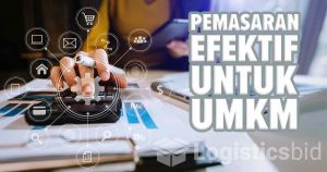 Strategi pemasaran efektif untuk UMKM dengan ilustrasi orang bekerja pada laptop dan ikon digital marketing.