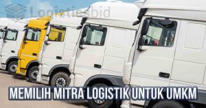 Berbagai truk dengan tulisan "Bagaimana Memilih Mitra Logistik untuk UMKM Anda"