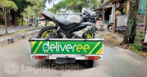 Kendaraan pickup Deliveree mengangkut motor untuk dikirim.