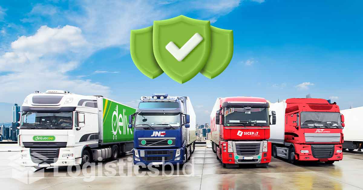 Empat truk besar, dilengkapi ikon perisai hijau sebagai simbol perlindungan logistik.