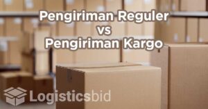 Tumpukan kardus di gudang dengan alat lakban, membahas pengiriman reguler vs kargo.