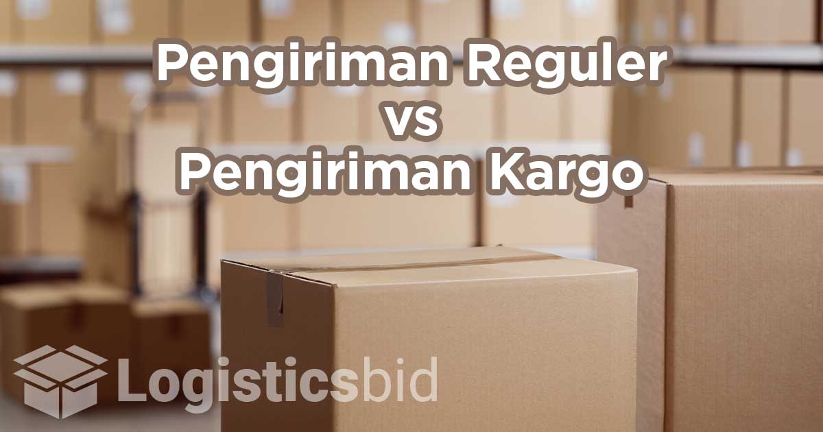 Tumpukan kardus di gudang dengan alat lakban, membahas pengiriman reguler vs kargo.