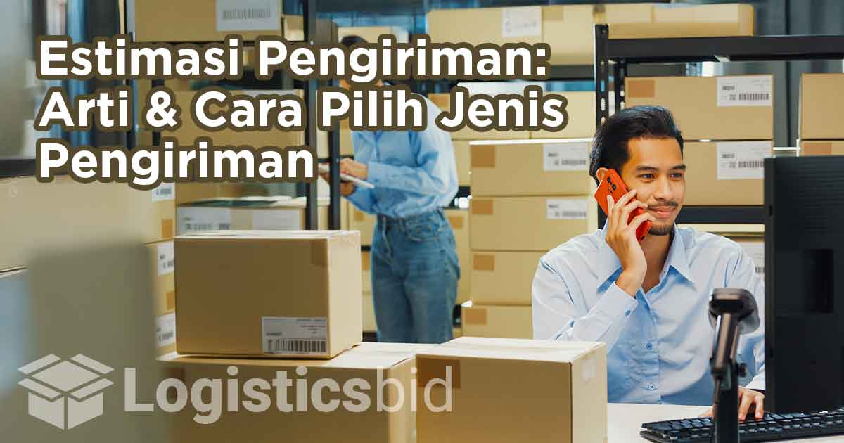 Petugas gudang berbicara di telepon sambil mencatat estimasi pengiriman sebagai ilustrasi “Estimasi Pengiriman: Arti & Cara Pilih Jenis Pengiriman”
