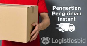 Petugas ekspedisi mengantar paket berlabel pengiriman instant.