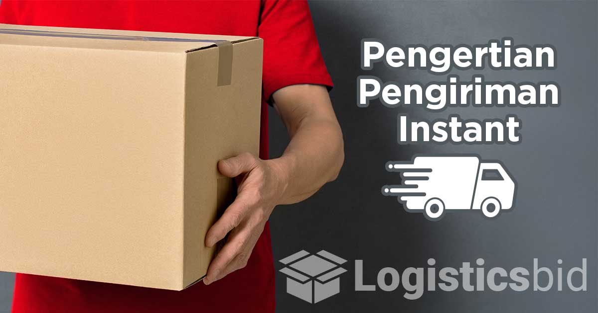 Petugas ekspedisi mengantar paket berlabel pengiriman instant.