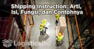 Pekerja gudang yang sedang memeriksa dokumen dan mengatur pengiriman barang sebagai ilustrasi “Shipping Instruction: Arti, Isi, Fungsi, dan Contohnya”