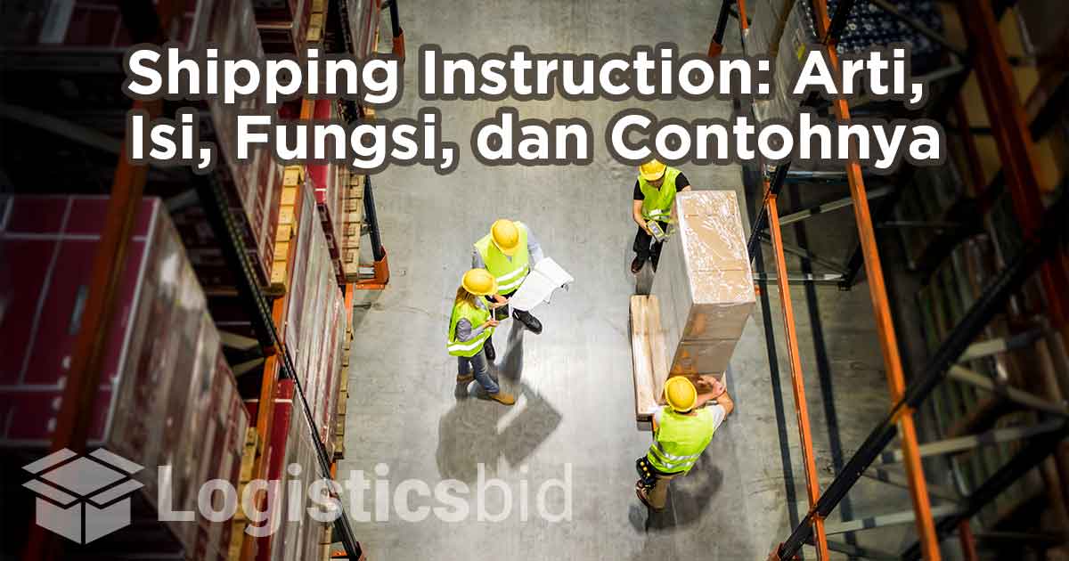 Pekerja gudang yang sedang memeriksa dokumen dan mengatur pengiriman barang sebagai ilustrasi “Shipping Instruction: Arti, Isi, Fungsi, dan Contohnya”