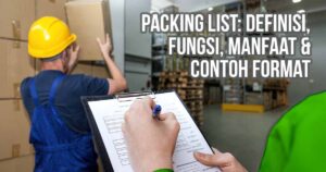 Petugas gudang mencatat informasi pada packing list di clipboard sementara rekan kerja mengatur tumpukan kardus di area penyimpanan sebagai ilustrasi “Packing List: Definisi, Fungsi, Manfaat & Contoh Format”
