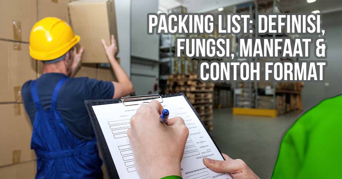 Petugas gudang mencatat informasi pada packing list di clipboard sementara rekan kerja mengatur tumpukan kardus di area penyimpanan sebagai ilustrasi “Packing List: Definisi, Fungsi, Manfaat & Contoh Format”