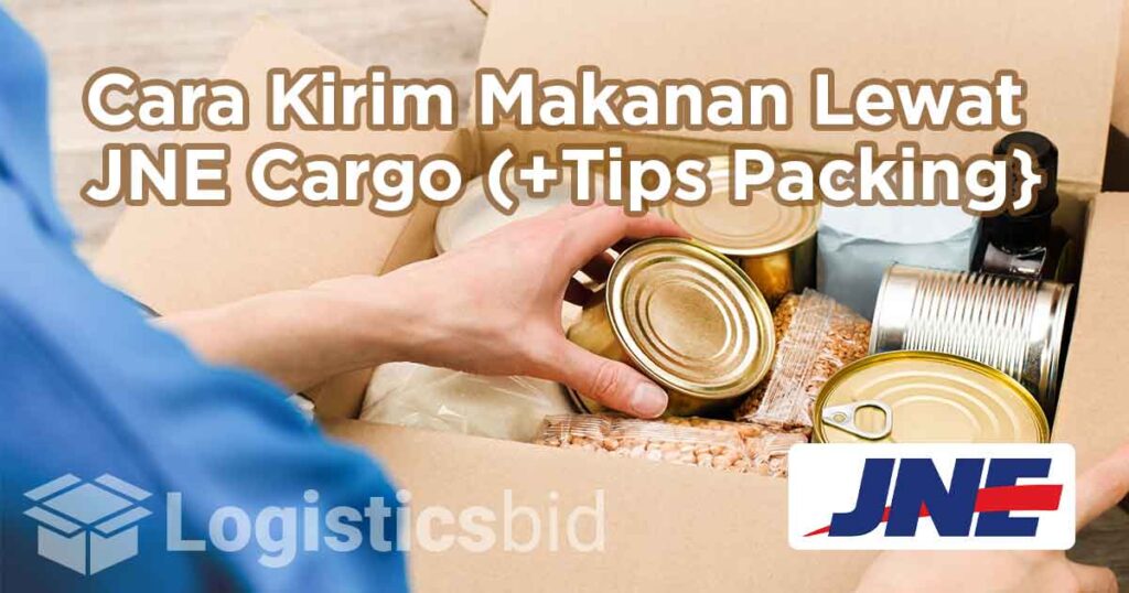 Pekerja gudang memeriksa pengiriman dengan JNE Cargo dan sebagai ilustrasi “Cara Kirim Makanan Lewat JNE Cargo (+Tips Packing)”