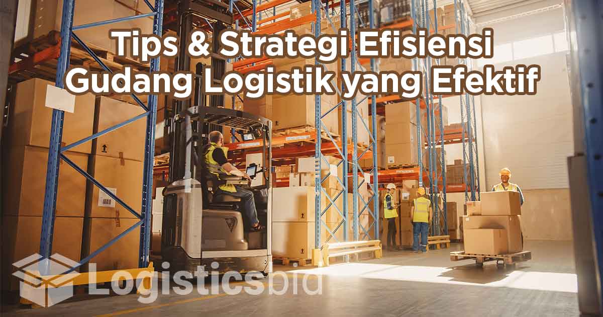 Para pekerja gudang yang sedang memindahkan kardus besar di rak penyimpanan tinggi sebagai ilustrasi “Tips & Strategi Efisiensi Gudang Logistik yang Efektif”