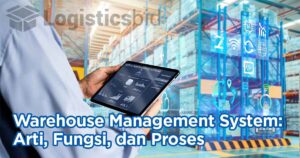 Seseorang memegang tablet dengan dashboard digital di gudang modern sebagai ilustrasi "Warehouse Management System: Arti, Fungsi, dan Proses”