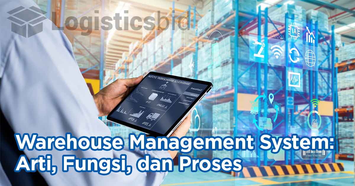 Seseorang memegang tablet dengan dashboard digital di gudang modern sebagai ilustrasi "Warehouse Management System: Arti, Fungsi, dan Proses”